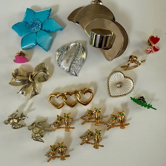 Jewelry - Brooch set including Gianni Versace & collection of brooches including vintage